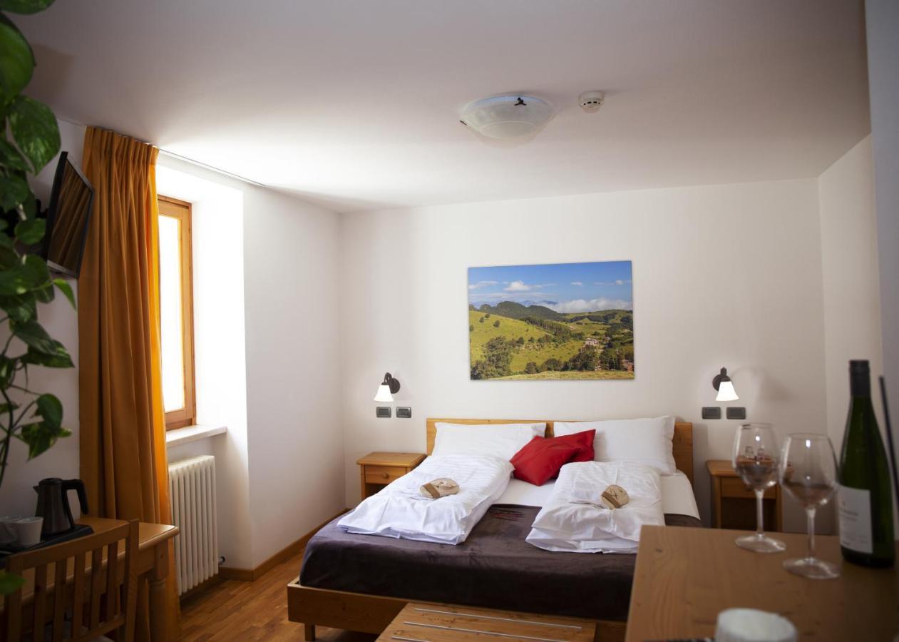 Locanda Alpina A 1250 Mt Ала Экстерьер фото